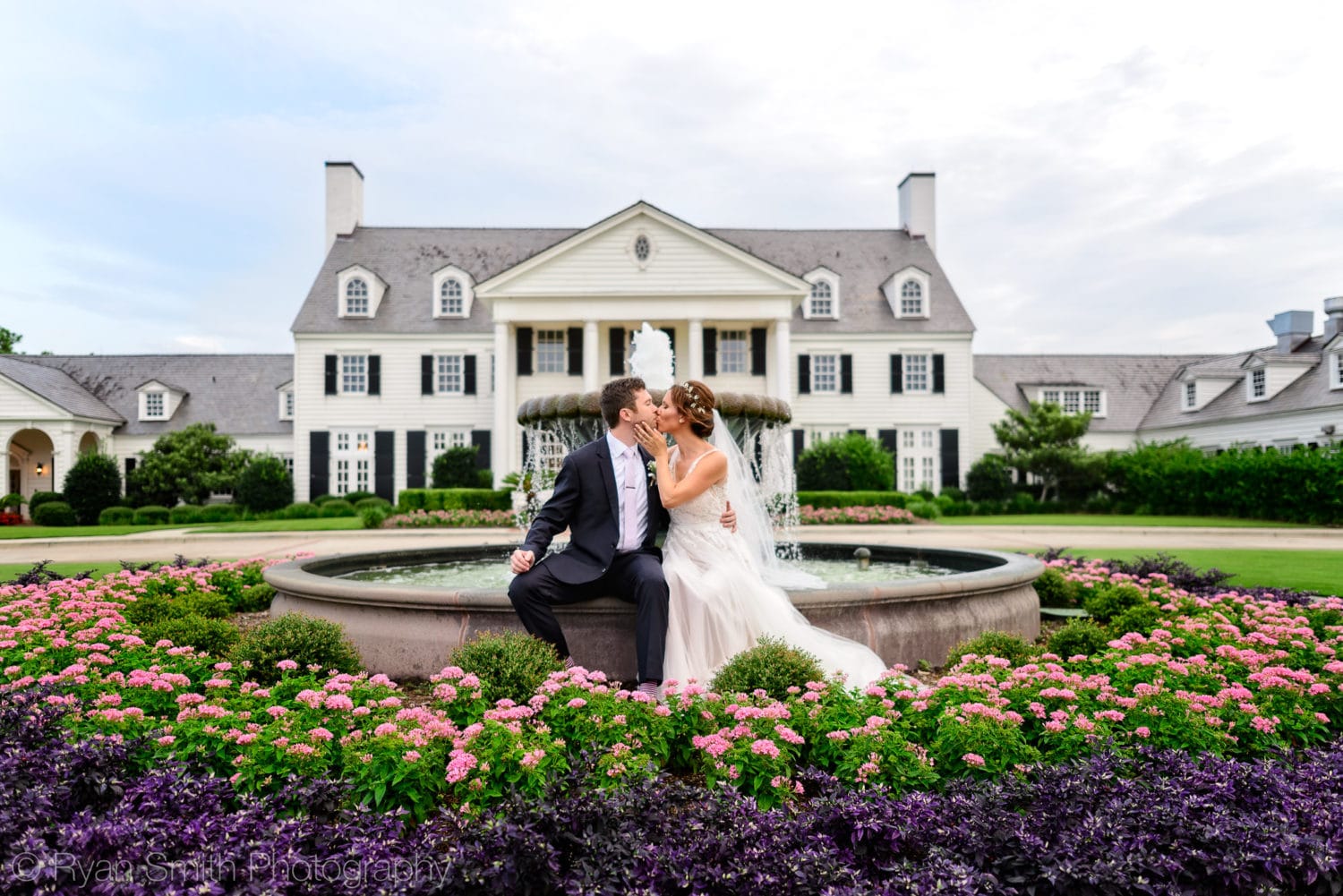 Couple kissing in front of the fountain