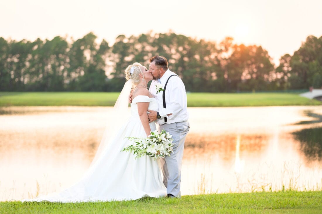 Kiss by the lake - Wild Wing Plantation