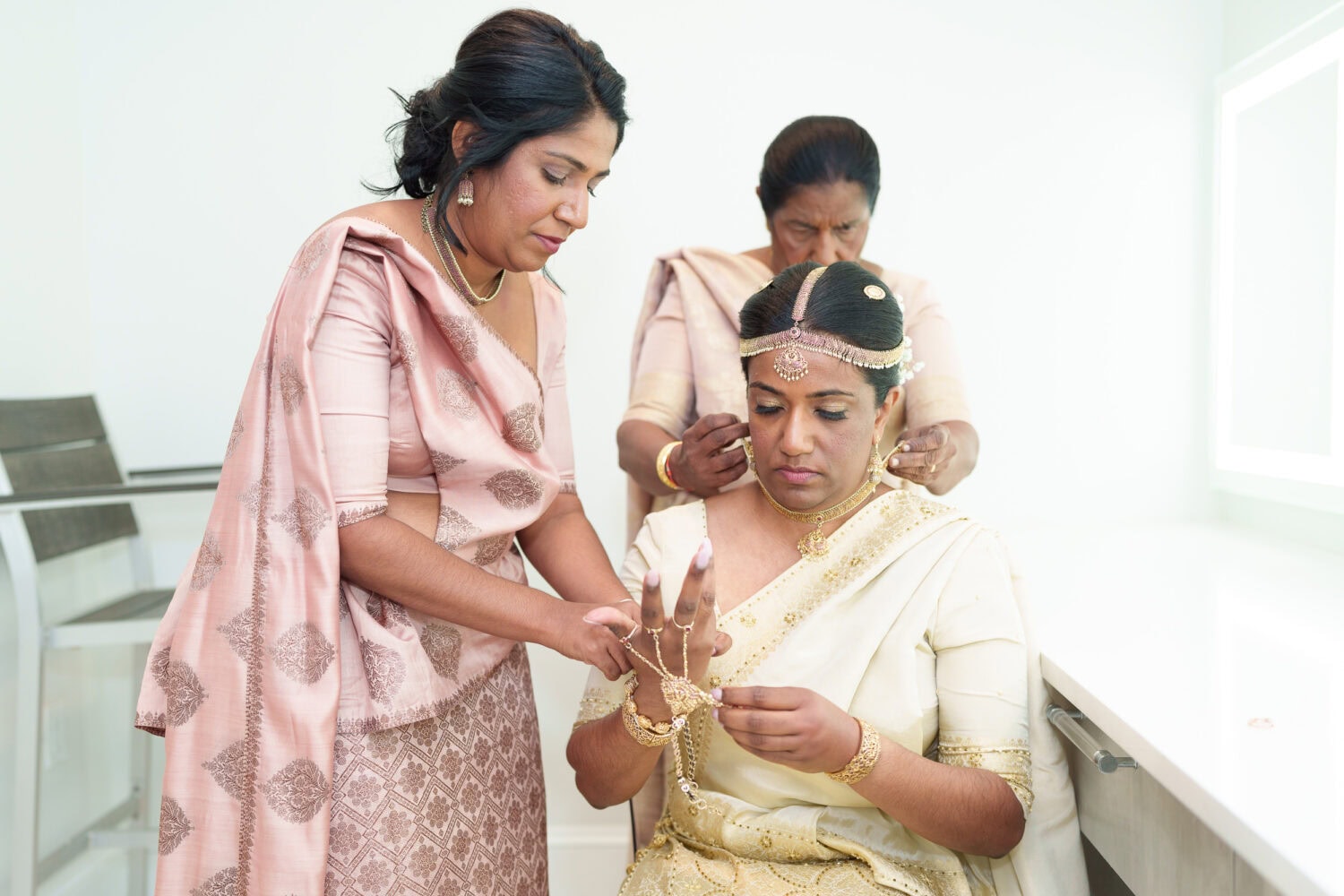 Putting on bride's Sri Lanka hand jewelry  - 21 Main Events