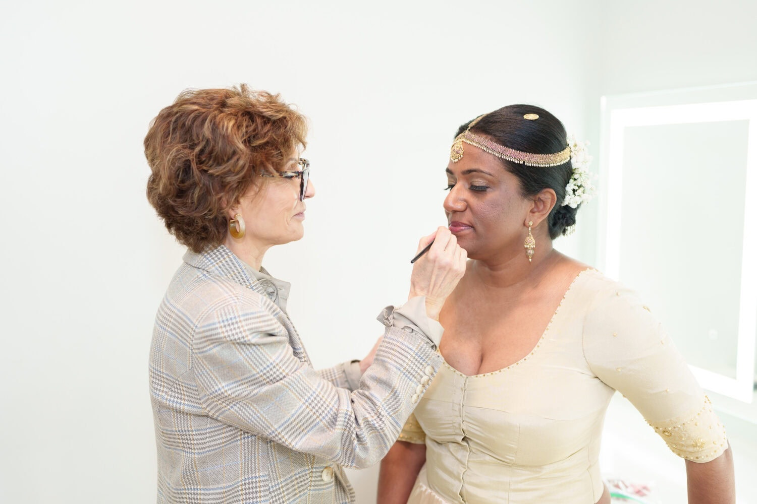 Touching up the bride's makeup - 21 Main Events