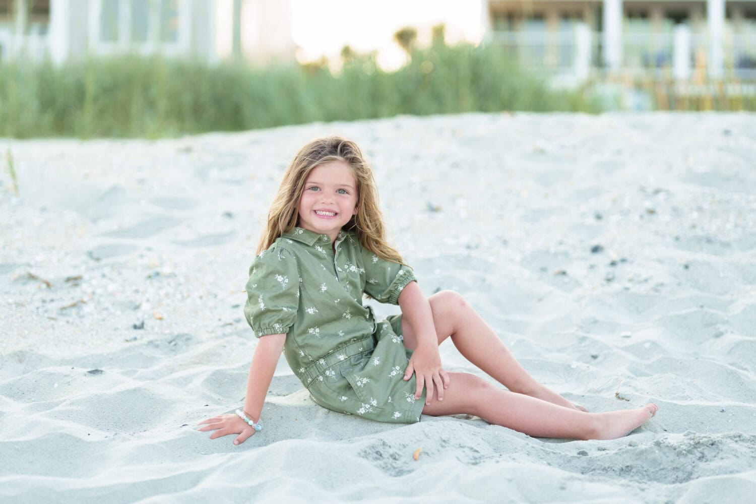 Family pictures with cute toddlers behind their beach house -