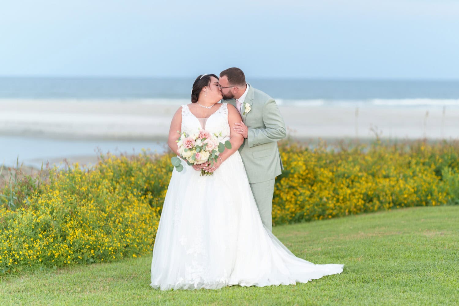 Kiss in front of the ocean - Dunes Golf & Beach Club