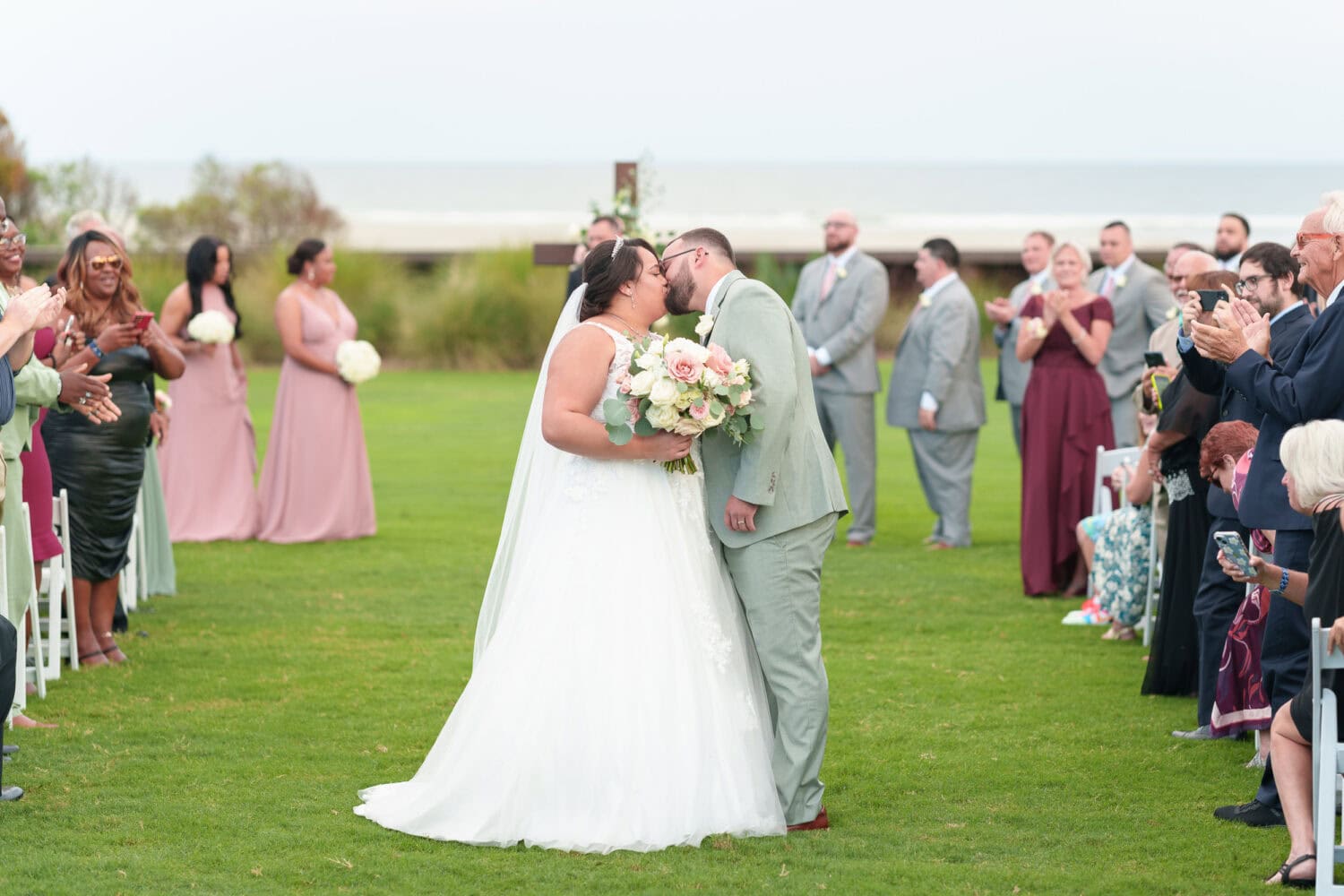 Kiss on the aisle - Dunes Golf & Beach Club