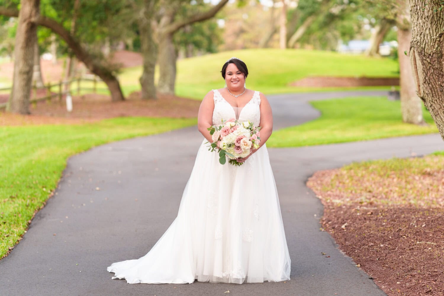 Portraits of the bride under the oaks - Dunes Golf & Beach Club