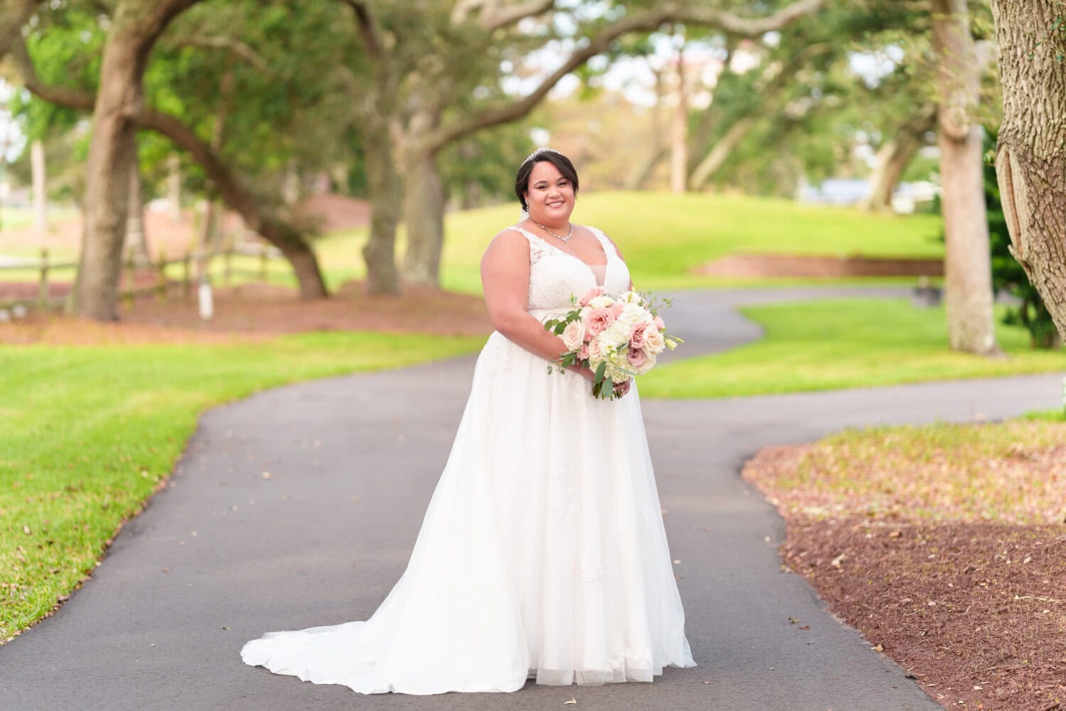 Portraits of the bride under the oaks - Dunes Golf & Beach Club