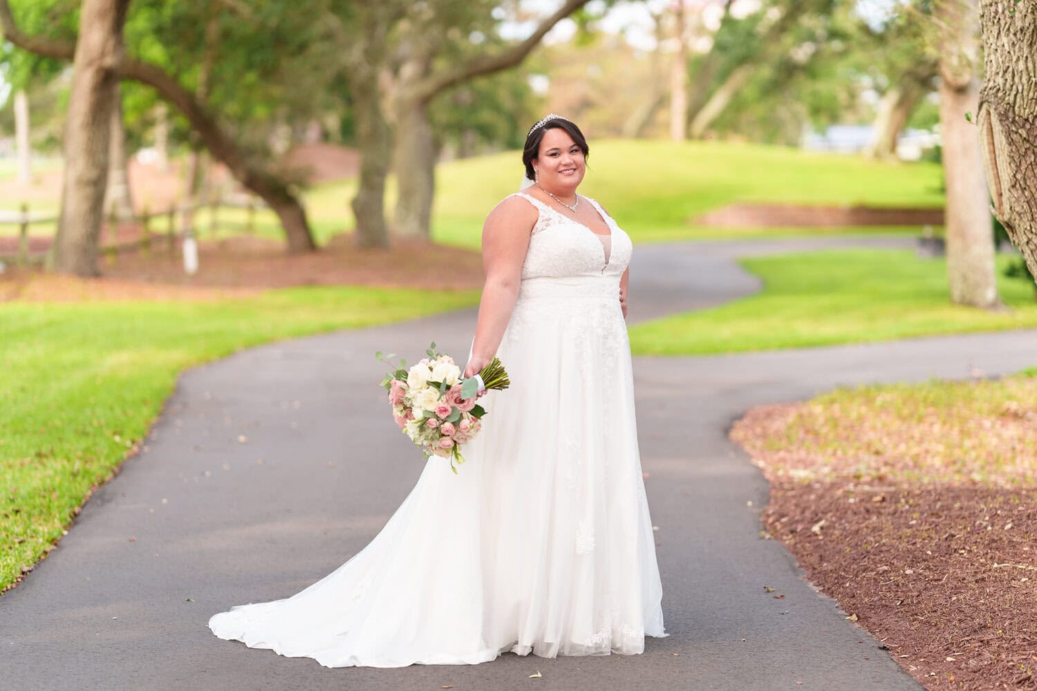 Portraits of the bride under the oaks - Dunes Golf & Beach Club