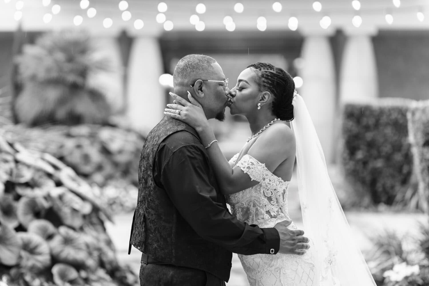 Rainy day kiss in the courtyard in black and white - 21 Main Events